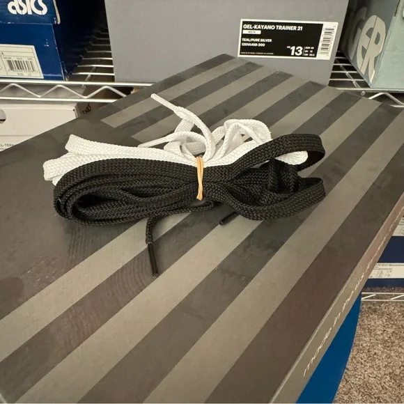 New Balance x Kith 992 “Kithmas Red” Men’s Size 12 - Picture 7 of 7